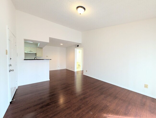 Building Photo - Bright & Well-Located 1BR/1BA Condo – Kendall Area