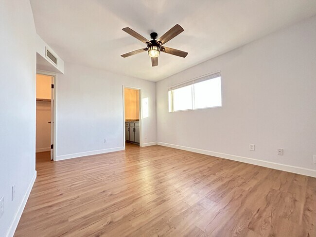 Building Photo - 2351 W Emelita Ave