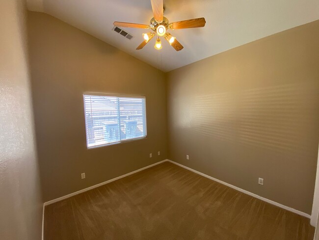 Building Photo - Cozy NW Visalia Home Rent Ready!