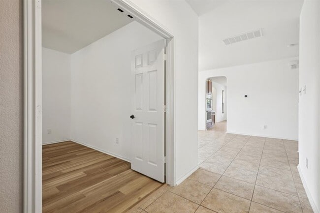 Building Photo - 1001 Lily Pad Ln