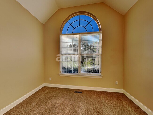 Building Photo - 824 Daybreak Dr