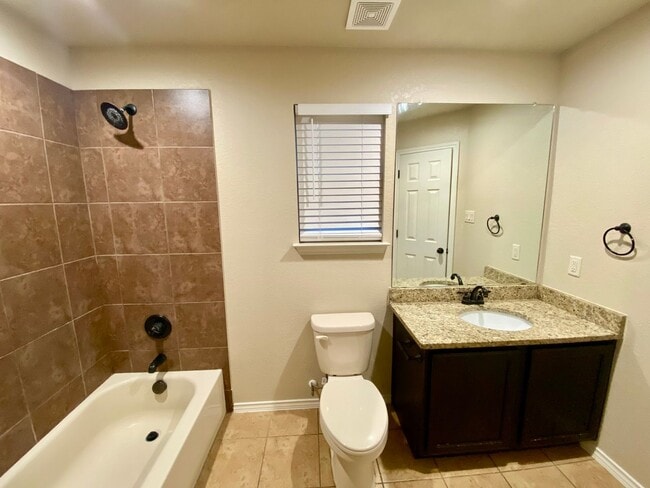 Building Photo - Two Story Townhome in New Braunfels