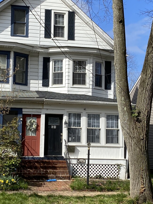 Primary Photo - 64 Grove St