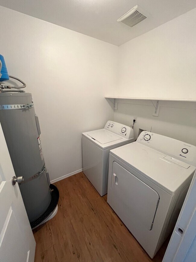 Building Photo - Beautiful Townhouse Available Now! Move In Special offering a $150 Move In Credit!