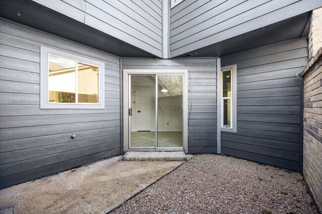 Building Photo - 2010 Courtshire Ln