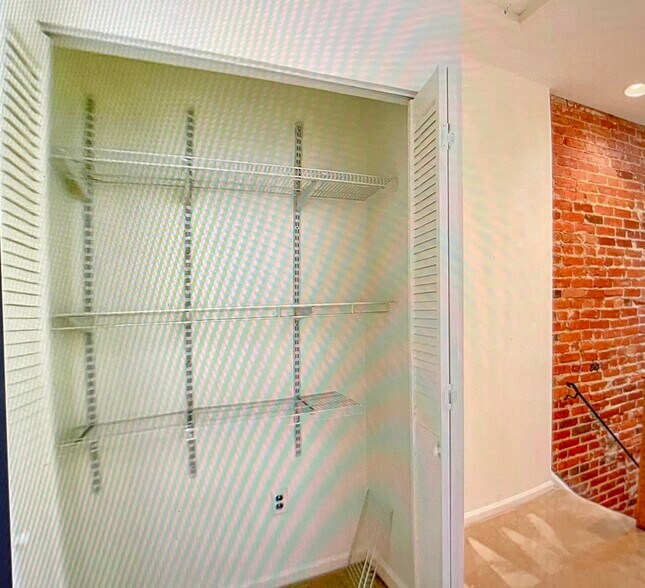 Building Photo - 1602 E St SE