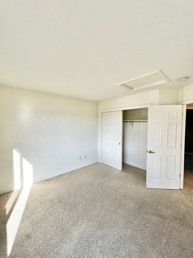 Building Photo - 4 bed, 3 bath Home in Huntington Hills Nei...