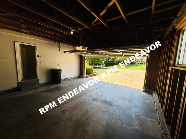 Building Photo - Spacious 4 bedroom, 2.5 bath home availabl...