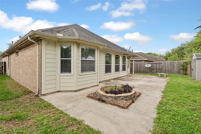 Building Photo - 407 Livingstone Ln
