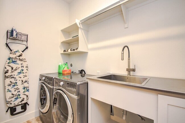 Building Photo - 2323 Woodhead St