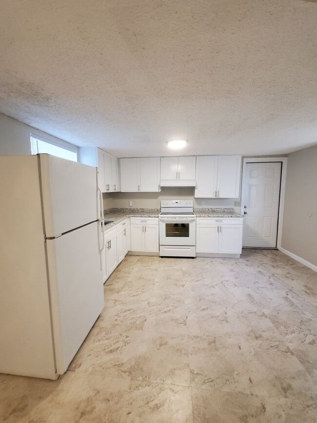 Building Photo - Cute & Cozy 2 Bedroom Cottage in Tampa $1550 Move in July 1 2026
