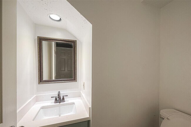 Building Photo - 2122 Courtshire Ln