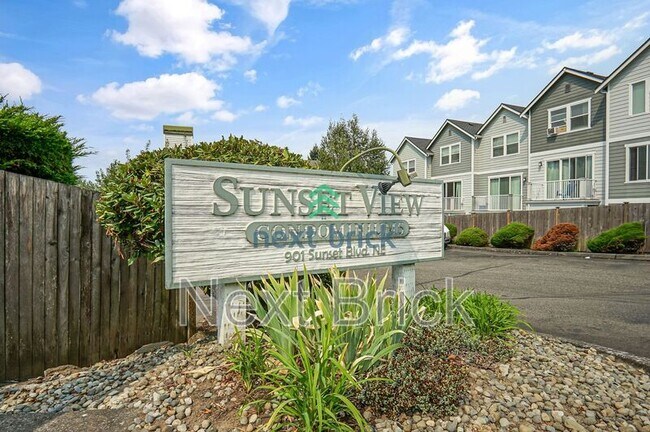 Building Photo - 901 Sunset Blvd NE