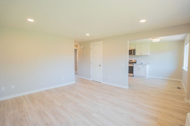 Building Photo - Newly Remodeled Large 2 Bedroom!