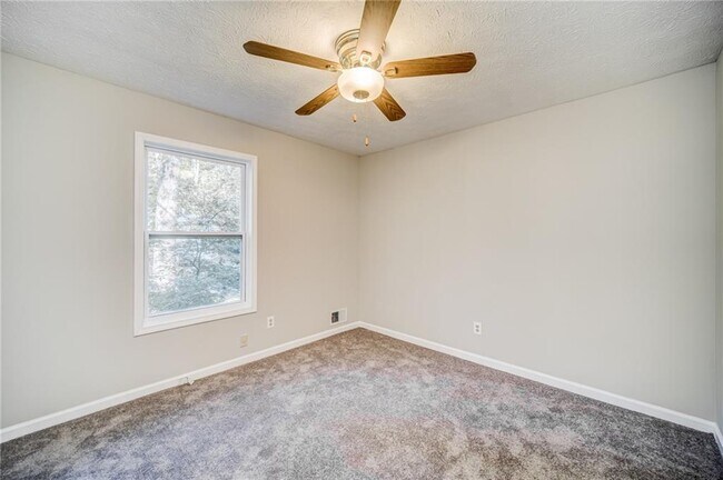 Building Photo - 4060 Oak Ferry Dr NE