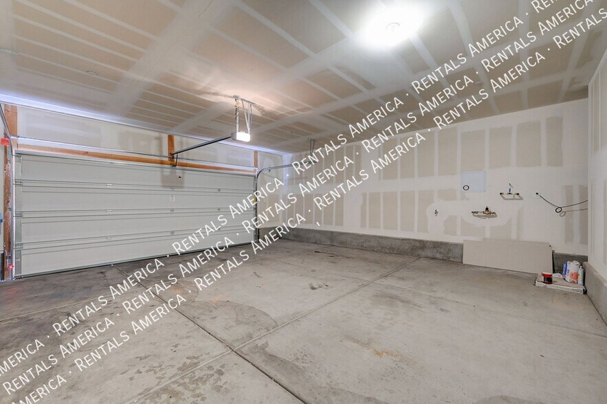 Building Photo - 650 Vetiver Ln