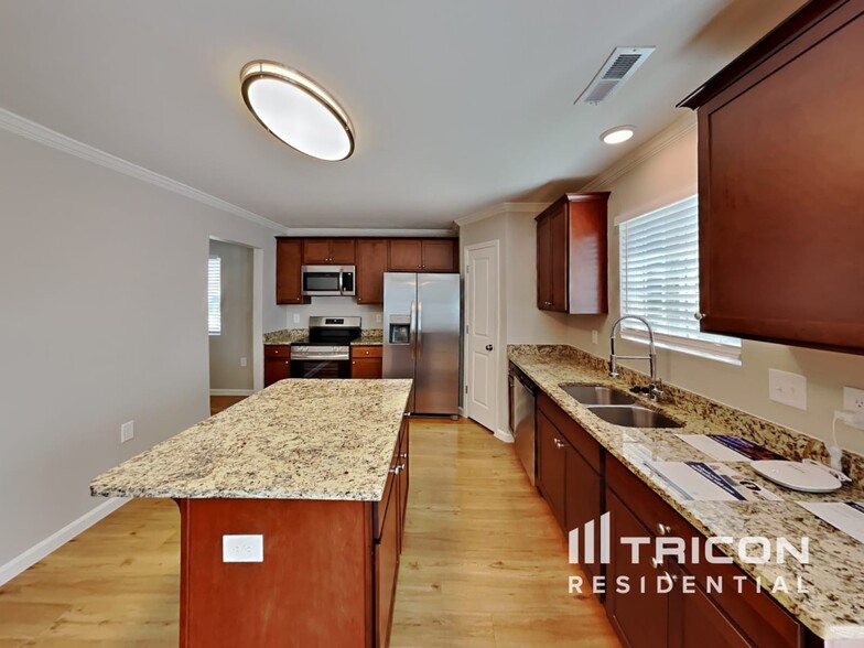 Building Photo - 3007 Stauton Dr