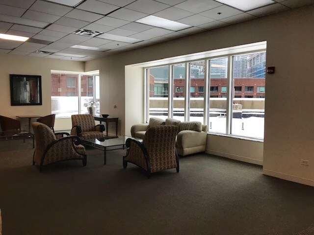 Building Photo - 512 N McClurg Ct