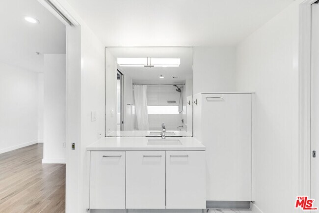 Building Photo - 901 Flower St