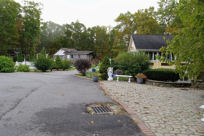 Building Photo - 85 Burlingame Rd