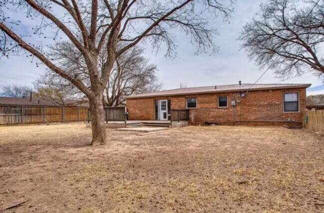 Building Photo - Updated 3 bedroom 2 bathroom house in Cent...