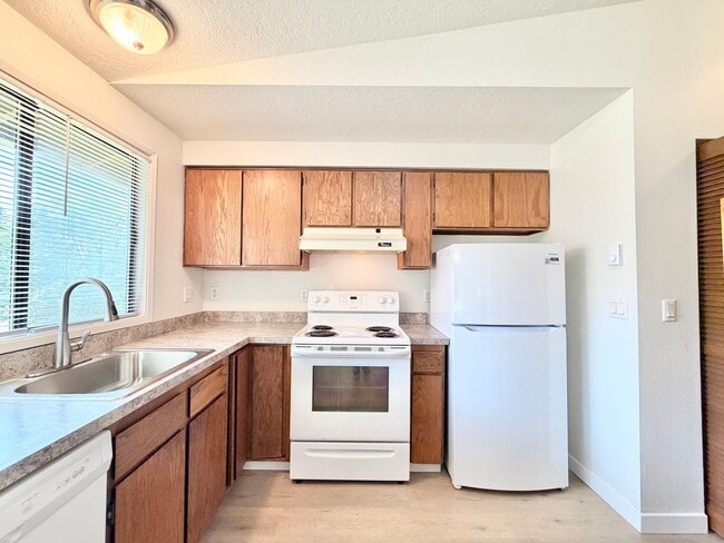 Building Photo - Lake Oswego 2 Bedroom Condo with $500 Move-In Incentive – Utilities Included!