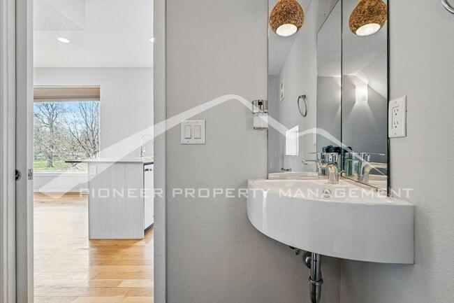 Building Photo - Spacious Home with Washer/Dryer and Mountain Views