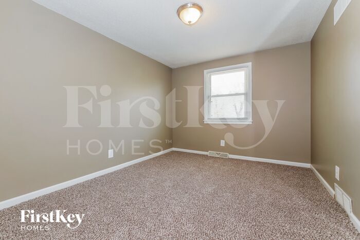 Building Photo - 5042 N Bellaire Ave