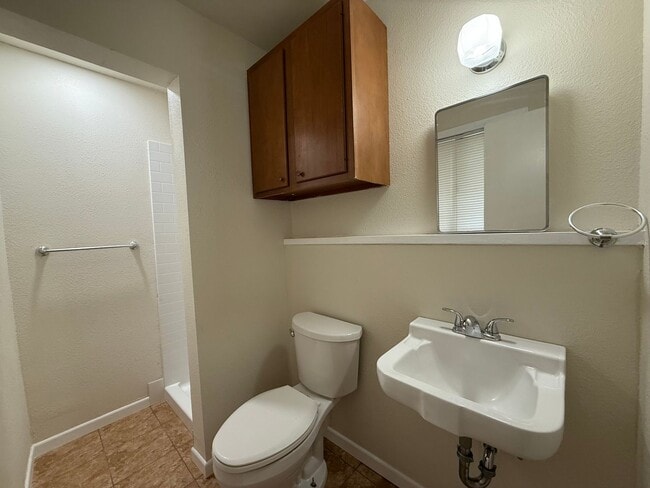 Building Photo - AUGUST PRE-LEASE!  3 Bed, 2 Bath Within Wa...