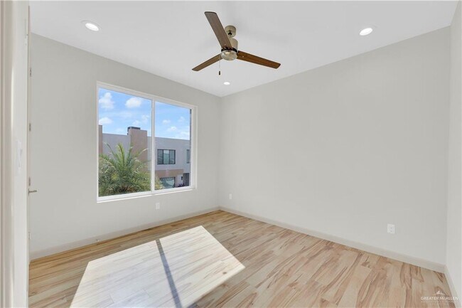 Building Photo - 18 Canary Ave