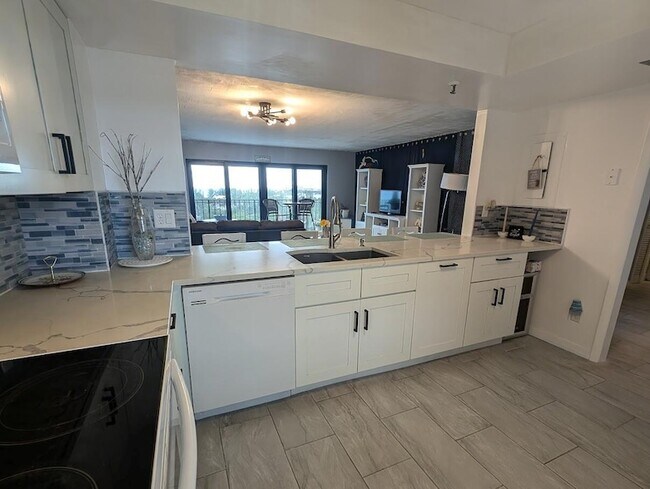 Building Photo - 801 S Ocean Dr