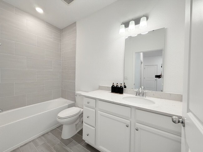 Building Photo - Like New Home In Highland Chase