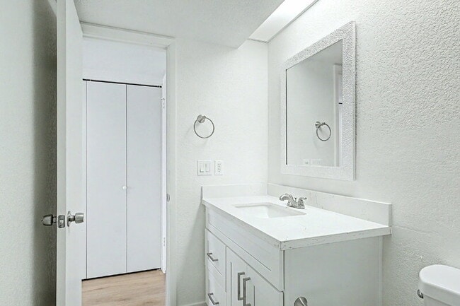 Building Photo - 818 S Westwood