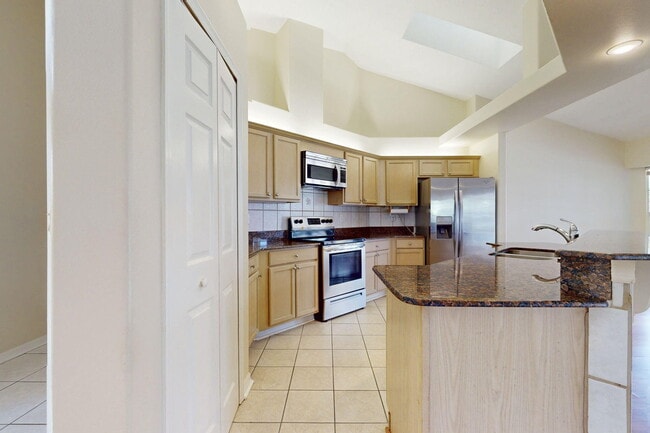 Building Photo - 967 SE Browning Ave