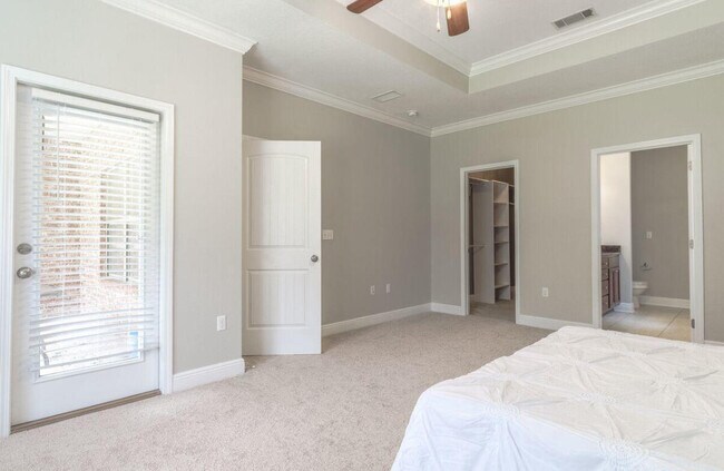 Building Photo - 32 Sonata St