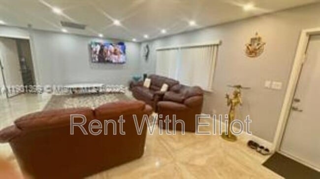 Building Photo - 329 SE 3rd St