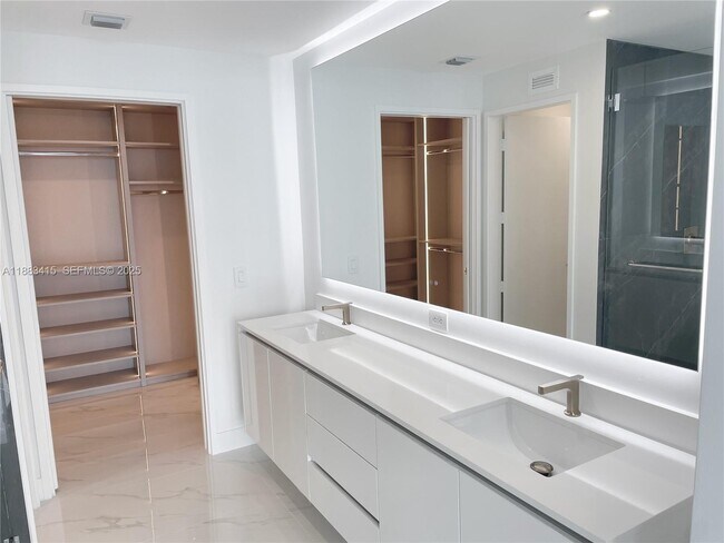 Building Photo - 700 NE 24th St