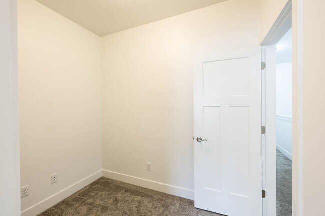 Building Photo - $300 off first month for February & March move-ins! - BEAUTIFUL 3 BED 2.5 BATH TOWNHOME IN SUGAR ...
