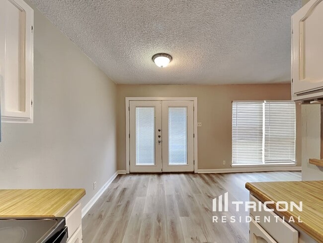 Building Photo - 5350 Binz Engleman Road San Antonio TX