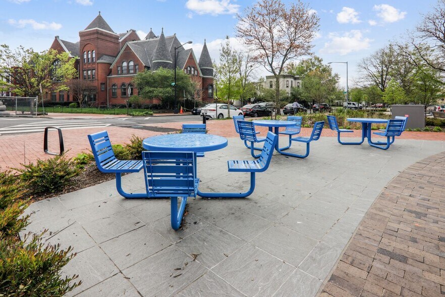 Building Photo - 1110 3rd St NE