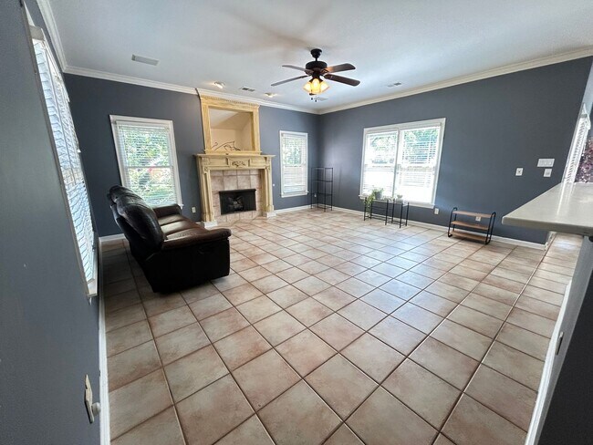 Building Photo - Beautiful Collierville home tucked away in...