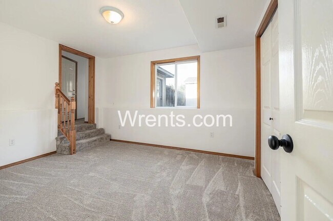 Building Photo - Beautiful 6 bed Highly Desirable Colbert Area!