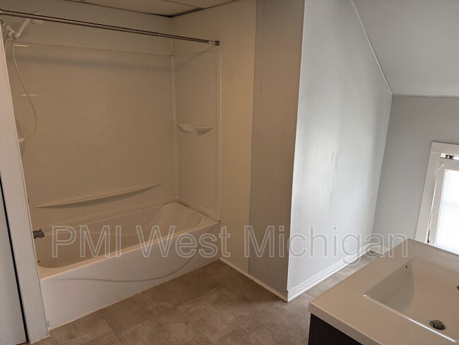 Building Photo - 946 Pine Ave NW