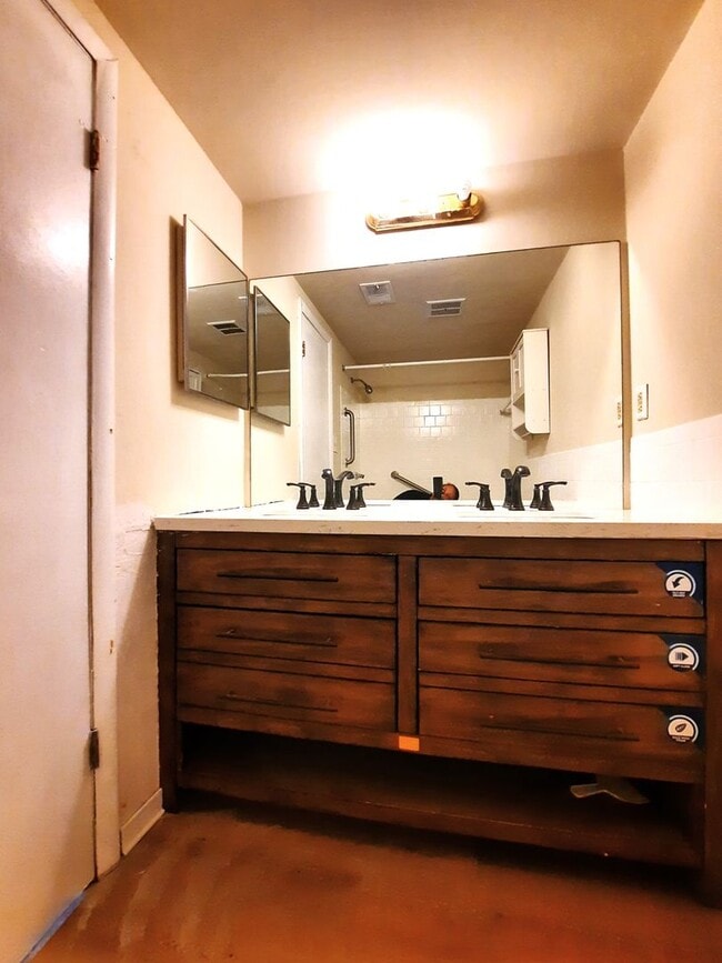 Building Photo - **Spacious 3BR/1BA Condo – Move-In Special...