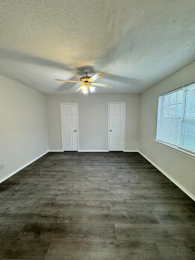 Building Photo - "Charming Lubbock Home: 3-Bedroom, 2-Bath Sanctuary with 1157 Sq Ft of Comfort!"