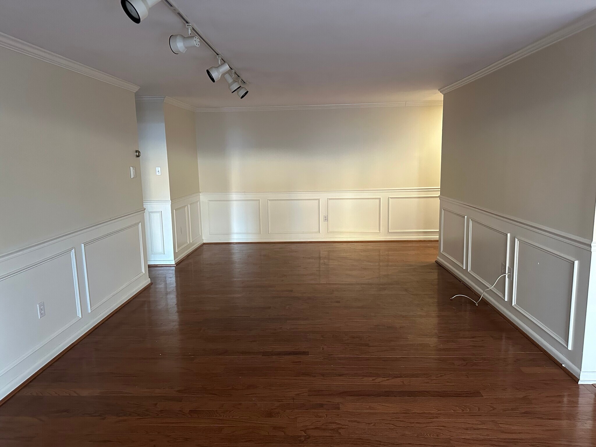 Building Photo - 1637 Oakwood Dr