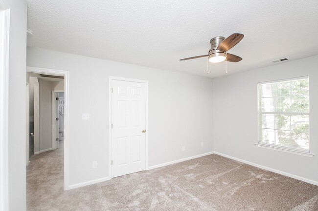 Building Photo - 2 Bedroom 2.5 Bathrooms in South Chesapeake