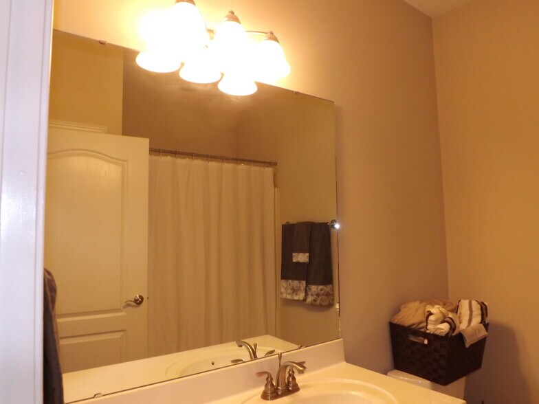 Building Photo - 212 Fountainhead Ln