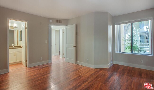 Building Photo - 5736 Las Virgenes Rd