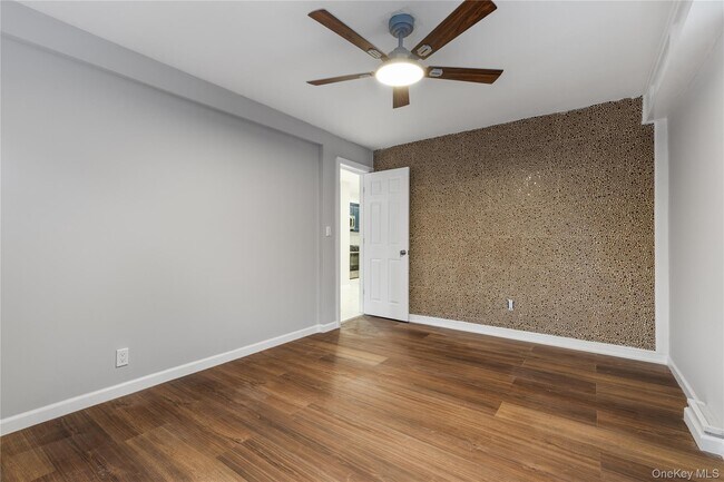 Building Photo - 840 E Broadway